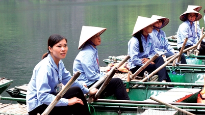 Những người chèo đò trên bến Tràng An