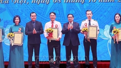 នាយករដ្ឋមន្ត្រី Pham Minh Chinh៖ លើកតម្កើងប្រពៃណីឧស្សាហ៍ព្យាយាម ច្នៃប្រឌិត និងជំនះការលំបាក ដើម្បីវៀតណាមរឹងមាំ និងរីកចម្រើន។