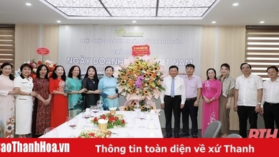 Phó Chủ tịch Thường trực UBND tỉnh Nguyễn Văn Thi chúc mừng các hiệp hội doanh nghiệp nhân kỷ niệm 20 năm Ngày Doanh nhân Việt Nam