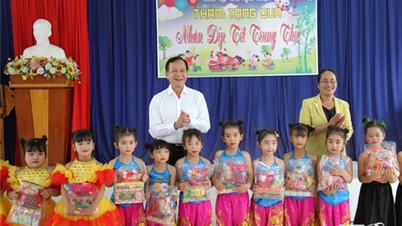Đồng chí Trần Minh Lực, UVTV Tỉnh ủy, Phó Chủ tịch HĐND tỉnh thăm, tặng quà thiếu nhi dịp tết Trung thu 2023