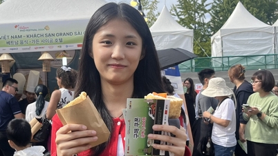 Vietnam Pho Festival 2024: Long queues of customers, bread and spring rolls also 'sold out'