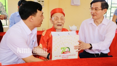 ថ្នាក់ដឹកនាំខេត្តបានចុះសួរសុខទុក្ខ និងជូនអំណោយដល់យោធិន និងពលទាហានស្ម័គ្រចិត្តនៅជួរមុខដែលចូលរួមក្នុងយុទ្ធនាការ Dien Bien Phu។
