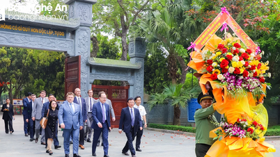 ឯកអគ្គរដ្ឋទូតរុស្ស៊ីប្រចាំនៅវៀតណាម និងថ្នាក់ដឹកនាំខេត្ត Ulyanovsk ជូនផ្កាគោរពវិញ្ញាណក្ខន្ធលោកប្រធានហូជីមិញ
