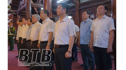 La délégation du Comité central du Front de la Patrie du Vietnam a offert de l'encens pour commémorer le président Ho Chi Minh.