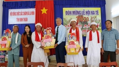 សមមិត្ត Le Van Binh សមាជិកគណៈកម្មាធិការបក្សខេត្ត ប្រធានគណៈកម្មាធិការមជ្ឈិមរណសិរ្សមាតុភូមិវៀតណាមខេត្ត បានអញ្ជើញទៅសួរសុខទុក្ខ និងអបអរសាទរក្នុងឱកាសពិធីបុណ្យ Kate ឆ្នាំ 2023។