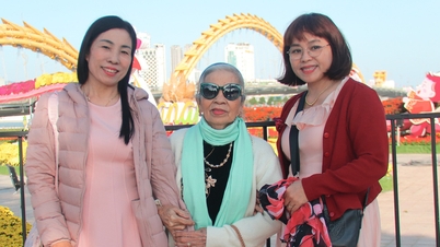 ផ្លូវផ្កា ដាណាង មិនទាន់បើកទេ កូនស្រីបាននាំម្តាយអាយុ ៨៥ឆ្នាំ ទៅពិនិត្យ