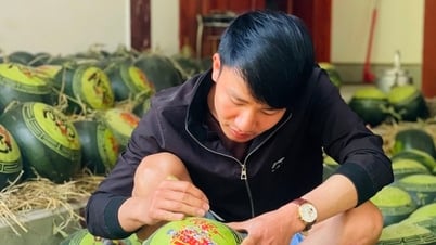 Dịch vụ khắc chữ, tạo hình trên dưa hấu hút khách ngày Tết