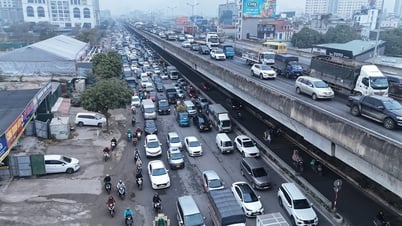 Người dân lỉnh kỉnh đồ đạc rời Thủ đô về quê đón Tết