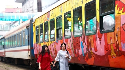 ធ្វើជាសាក្សីលើរថភ្លើងពិសេសដែលកំពុងរត់ឆ្លងឆ្នាំសកល