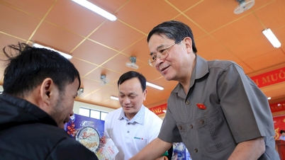អនុប្រធានរដ្ឋសភា លោក Nguyen Duc Hai បានទៅសួរសុខទុក្ខ និងជូនអំណោយនៅភូមិ Hoa Binh