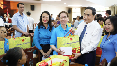 Chủ tịch Quốc hội Trần Thanh Mẫn tặng 500 phần quà Tết tại Cần Thơ