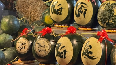 Dưa hấu tạo hình, khắc chữ ở Hà Nội, TPHCM hút khách ngày Tết