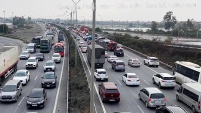 Giữa đêm ô tô vào cao tốc Pháp Vân - QL45 tăng cao, CSGT phân luồng ra QL1A
