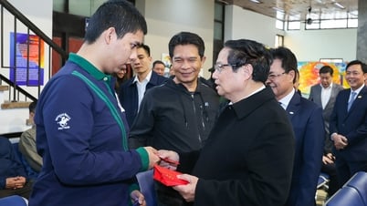 Thủ tướng mừng tuổi khách đi tàu, tặng quà bệnh nhân ghép phổi