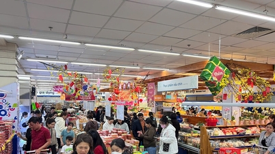 Cerca de Tet, los supermercados están llenos de compradores.