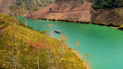 Facing Gam River