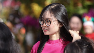 Người dân TPHCM tấp nập đổ về đường hoa Nguyễn Huệ du xuân sáng 29 Tết