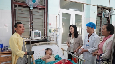 ڈاک نونگ صوبے کے رہنما صوبائی جنرل ہسپتال کا دورہ کر رہے ہیں اور نئے سال کی مبارکباد دیتے ہیں۔