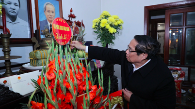 នាយករដ្ឋមន្ត្រី Pham Minh Chinh អុជធូបថ្វាយ អតីតនាយករដ្ឋមន្ត្រី Pham Van Dong