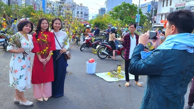 ទីផ្សារ​ផ្កា​ផ្លែ​ព្រូន​ពណ៌​លឿង​នៅ​ខេត្ត An Giang ដែល​ទាំង​អ្នក​ទិញ​និង​អ្នក​លក់​សប្បាយ​ចិត្ត