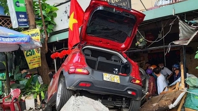 Car crashes into crowded coffee shop on the morning of the 29th of Tet