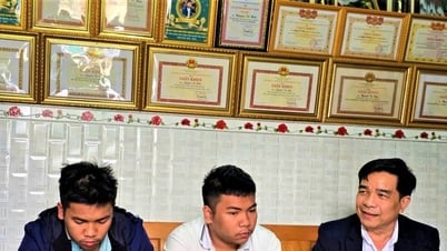 ជូនអំណោយដល់បងប្អូនពីរនាក់ដែលឈ្នះជ័យលាភីលេខ១ ក្នុងការប្រកួតសិស្សពូកែថ្នាក់ជាតិ