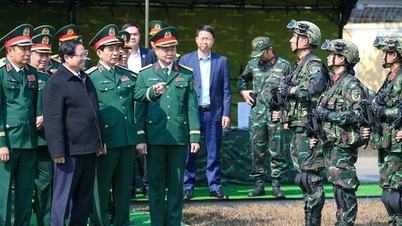 首相、一部の軍と警察部隊の任務中の活動を視察