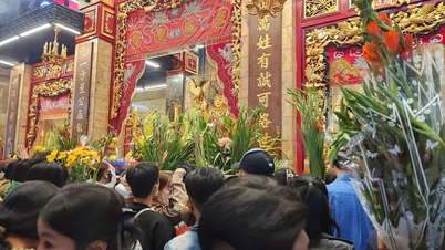 Dòng người nhích từng vào cúng Bà Chúa Xứ Núi Sam mùng 1 Tết