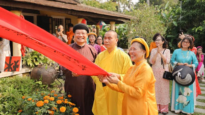 The museum owner's spring greeting card has 5,000 ancient ceramic artifacts from the Huong River.