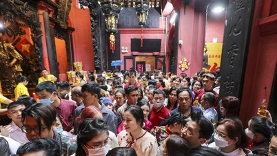 ហ្វូង​មនុស្ស​ថ្វាយ​យញ្ញបូជា និង​ចាក់​ប្រេង​គោរព​ព្រះ​ចៅ​អធិរាជ ក្នុង​ថ្ងៃ​ដំបូង​នៃ​ឆ្នាំ
