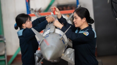 ベトナムの女性たちがロケットの修理と組み立てを行っている