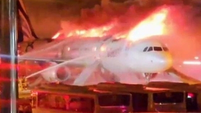 South Korea: Plane carrying 176 people catches fire