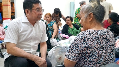 Phó Chủ tịch Thường trực UBND TP HCM thăm các gia đình vụ hỏa hoạn tại quận 1