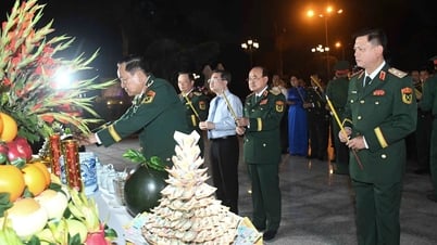 Military Region 7 offers incense to President Ho Chi Minh on the occasion of the New Year 2025