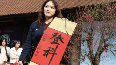 Nườm nượp người dân đổ về Văn Miếu xin chữ đầu xuân Ất Tỵ