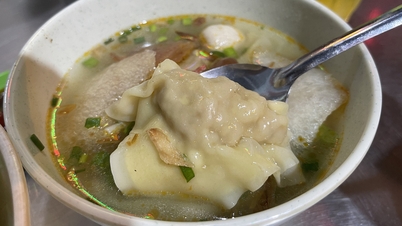 La calle de dumplings de Ha Ton Quyen es luminosa y bulliciosa el primer día del año.