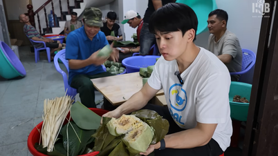 Khách nước ngoài học gói bánh chưng, bánh tét, khi ăn hết lời khen ngon