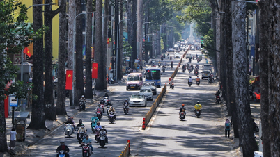 Mùng 3 tết: Đường phố TP.HCM bắt đầu nhộn nhịp, hàng quán mở cửa trở lại
