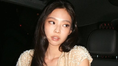 Jennie (BlackPink) ស្លៀក​រ៉ូប​រាង​ស្លីម​ស្អាត
