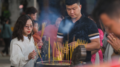 Người dân "vượt sông" và đi hơn 100km để đến chùa ở TPHCM