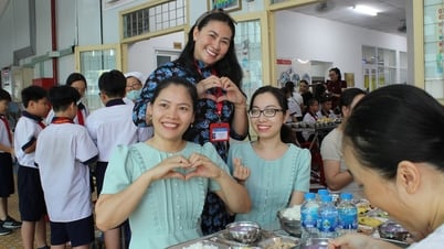 គ្រូទាំងអស់នៅក្នុងសាលាគឺជា "ចុងភៅ"