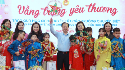 Festivalul călduros de la mijlocul toamnei al elevilor de la școlile specializate din Hanoi