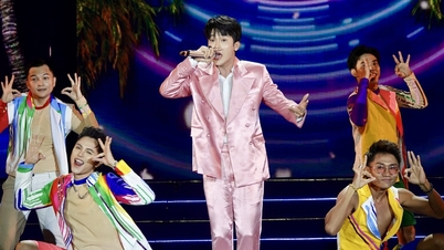 2025년 칸조 고래 축제에서 Tieu Minh Phung의 랩을 듣고 불꽃놀이를 감상하세요.