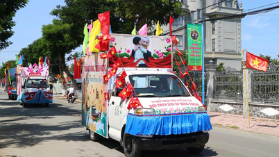 ການ​ເຮັດ​ໂຄມ​ໄຟ​ແລະ​ປະດັບ​ປະດາ​ທີ່​ລອຍ​ເພື່ອ​ສະ​ເຫຼີ​ມສະຫຼອງ​ບຸນ​ກຸດ​ຈີນ Can Gio Whale