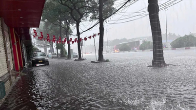 Mưa lớn gây ngập diện rộng ở Hà Nội sáng 7-10