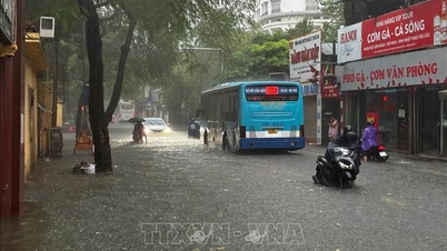 Hanoi: Locuitorilor li se recomandă să își limiteze deplasarea prin zonele inundate.