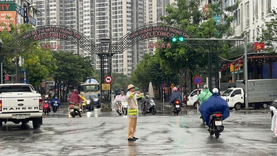 Trafikkpolitiet i Hanoi «strakte seg ut» langs hele ruten for å støtte folk i flommen