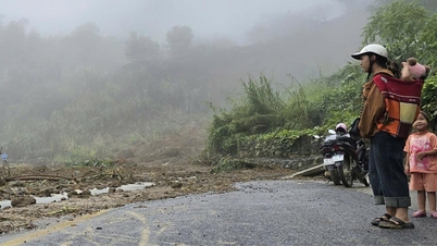 Mưa lớn kéo đất đá tràn xuống lòng đường quốc lộ, đường lên vùng cao Thanh Hóa bị ách tắc