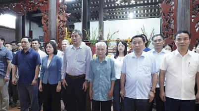 Thuong Tin 코뮌은 국가 영웅 Nguyen Trai를 기념하기 위해 향을 제공합니다.