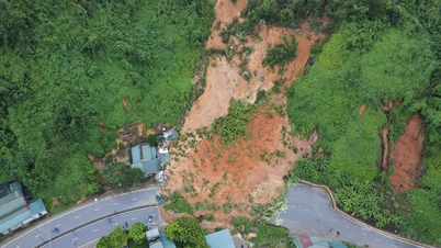 Lao Cai: Large landslide blocks National Highway 70